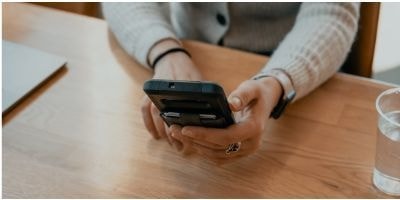スマートフォンを触る女性