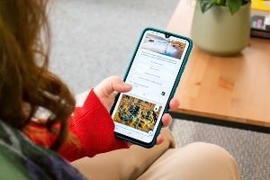 スマートフォンを触る女性