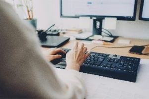 キーボードを打つ女性