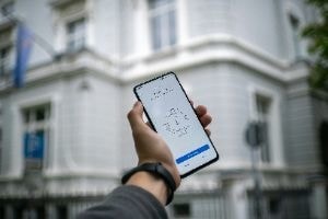 スマートフォンを掲げる人