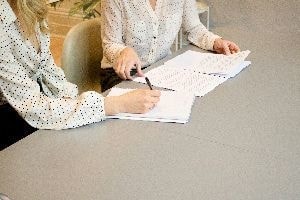 打ち合わせをする2人
