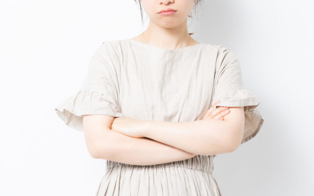 腕組している女性
