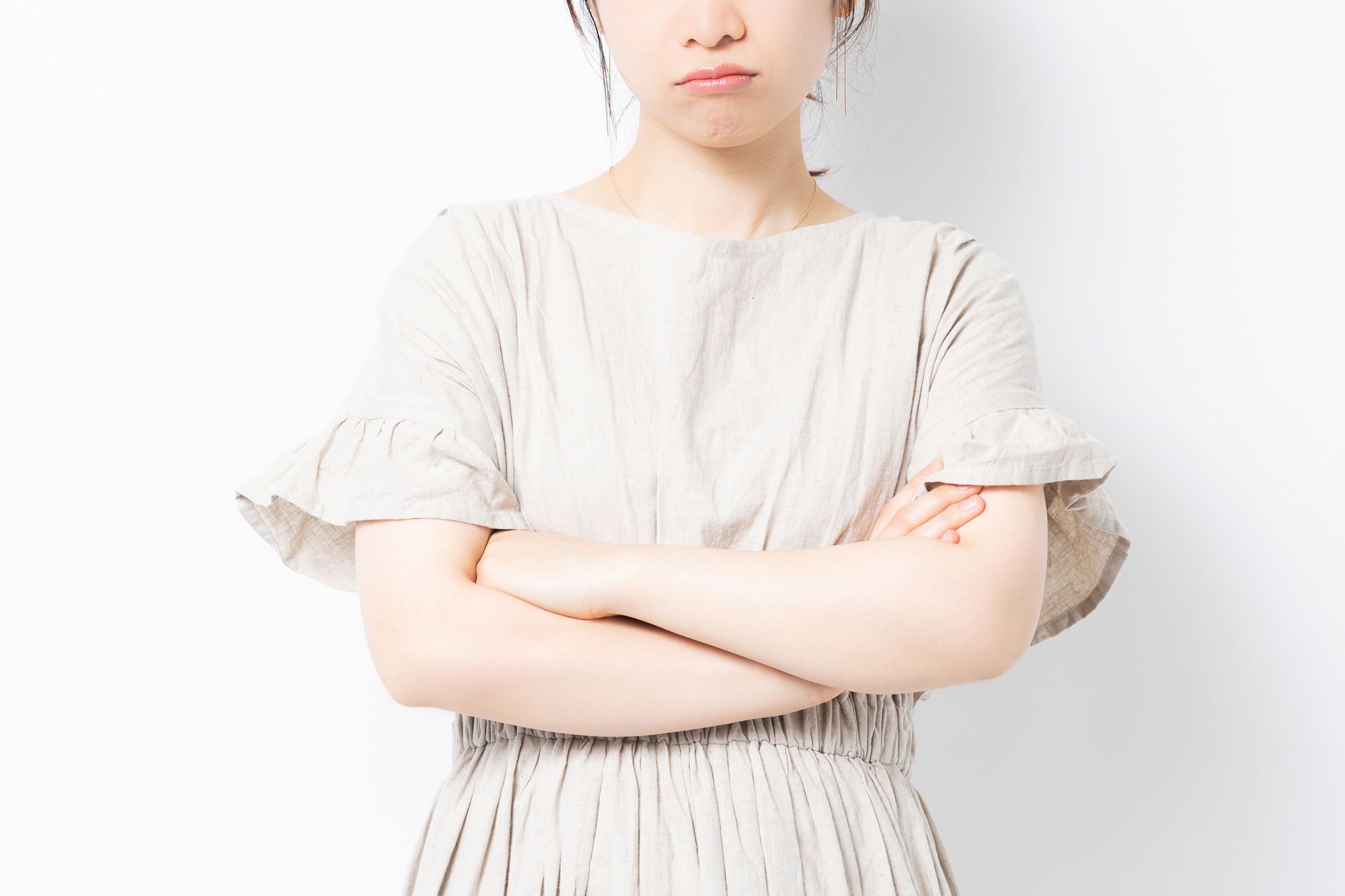 腕組している女性