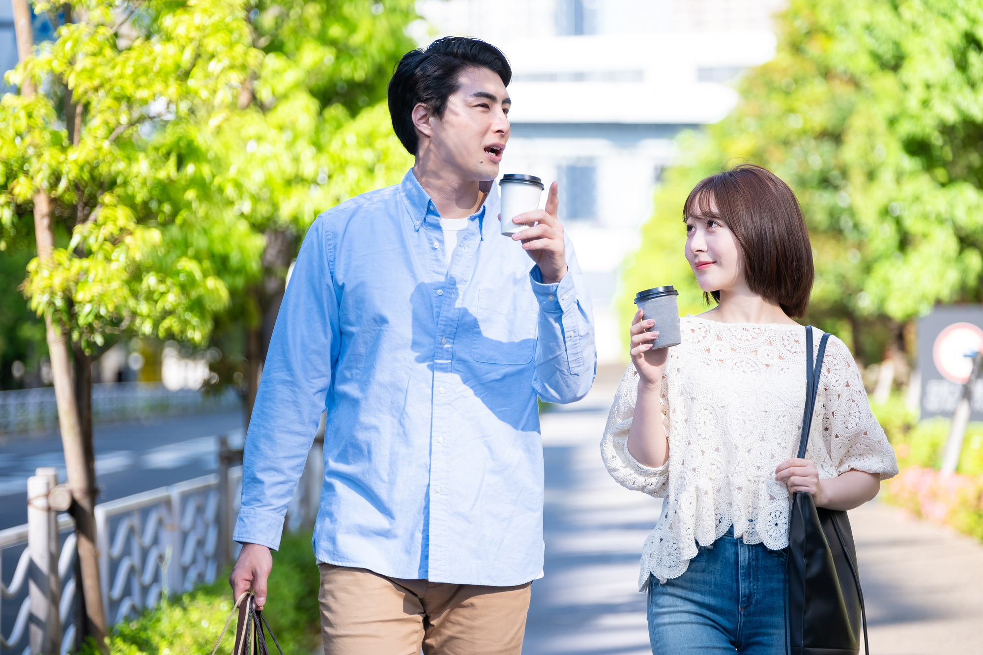 飲み物を片手にデートする男女