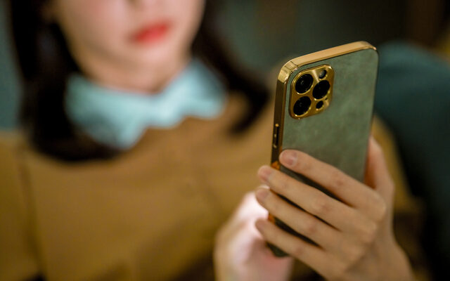 スマホを操作する女性