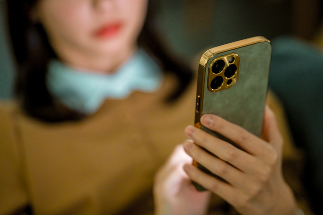 スマホを操作する女性