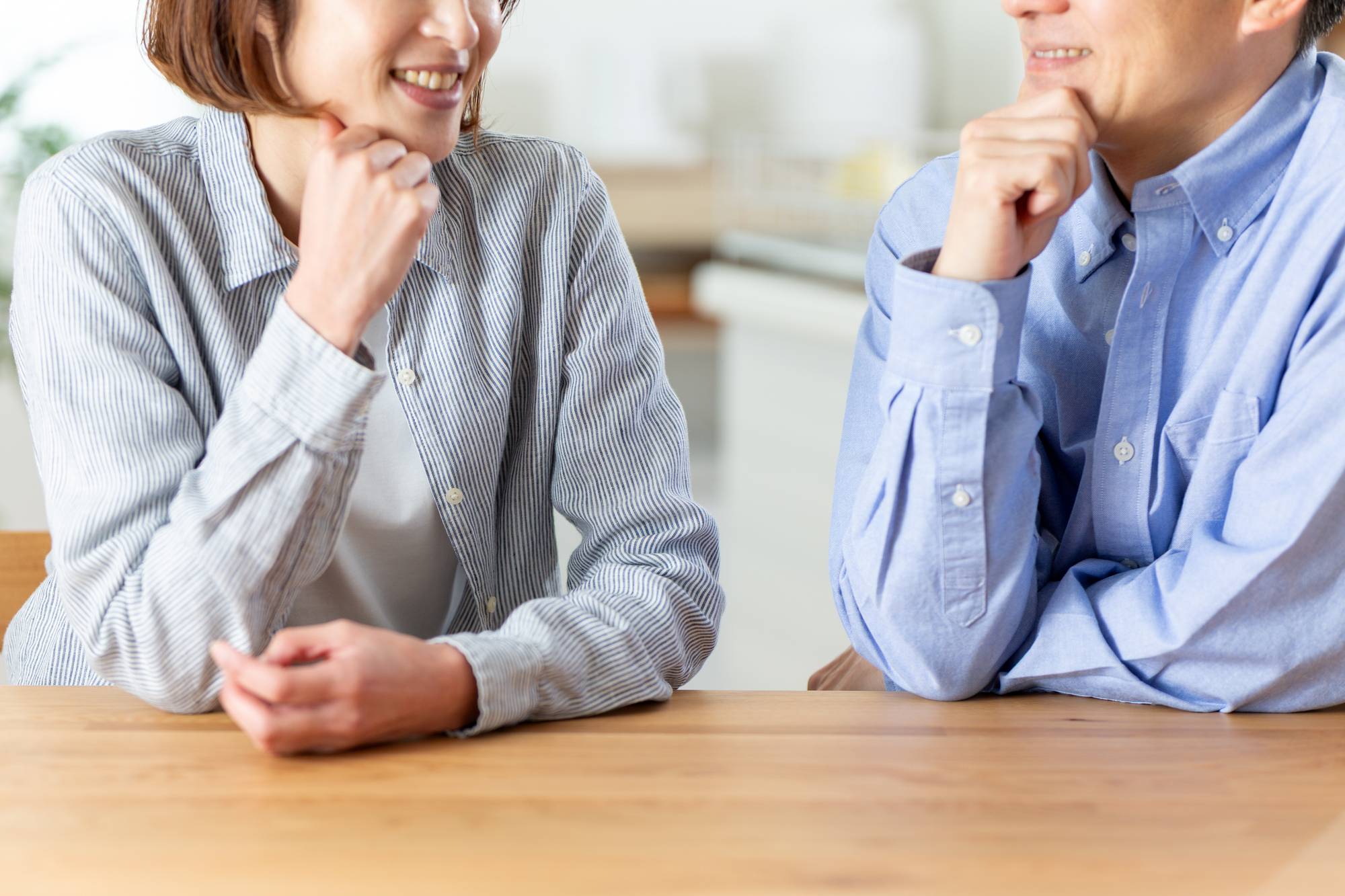 話し合う男女