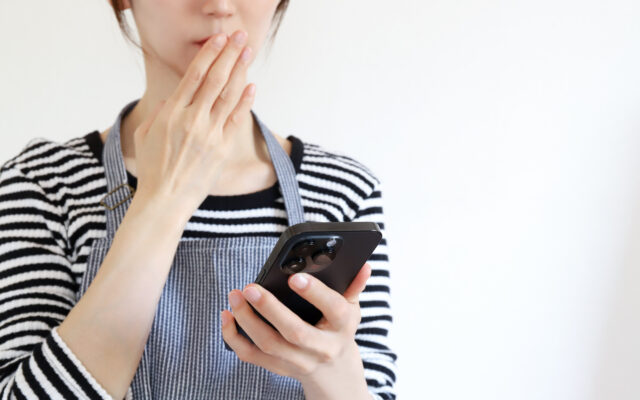 スマホを持つ女性
