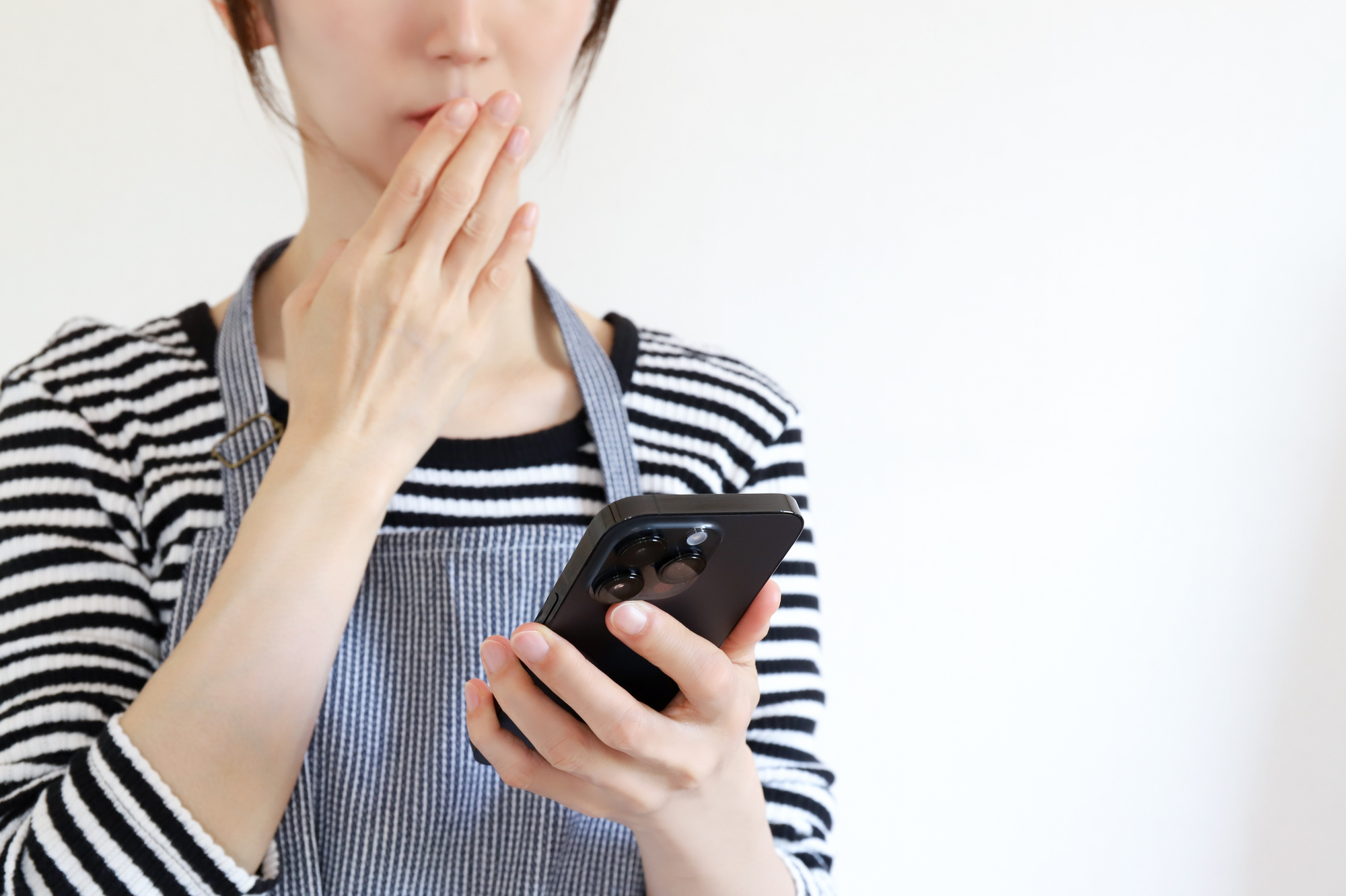 スマホを持つ女性