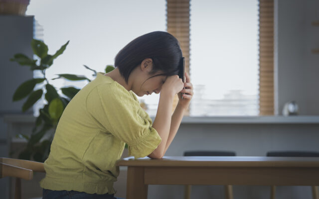 悩む女性
