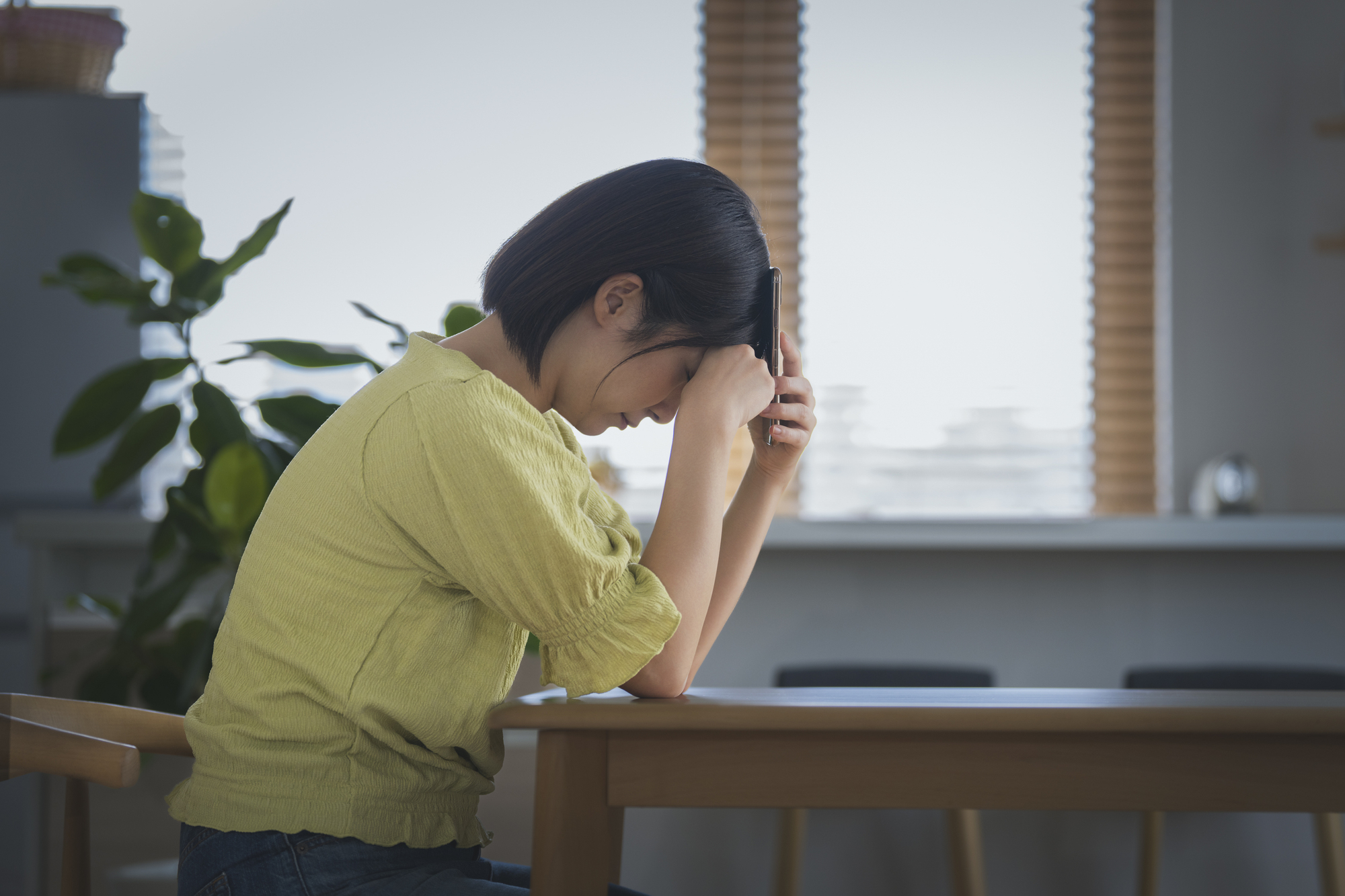 悩む女性