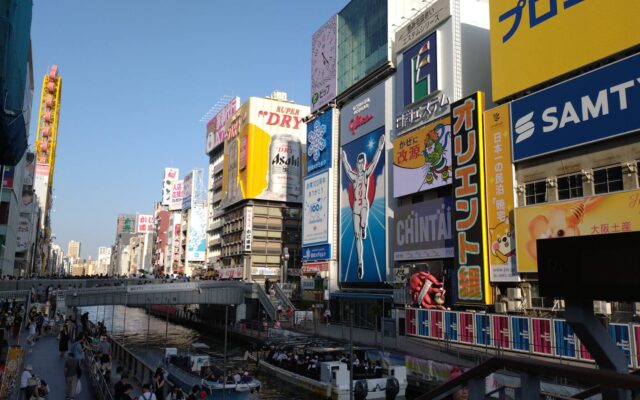 なんばにあるグリコの看板