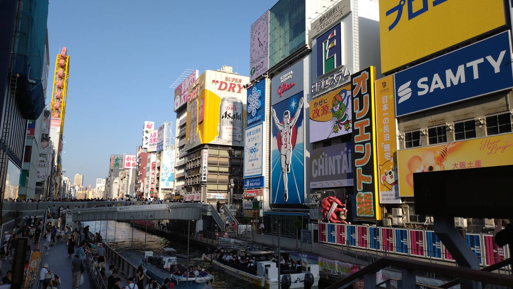 なんばにあるグリコの看板