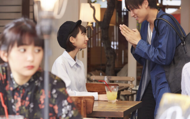 カフェデートをする男女