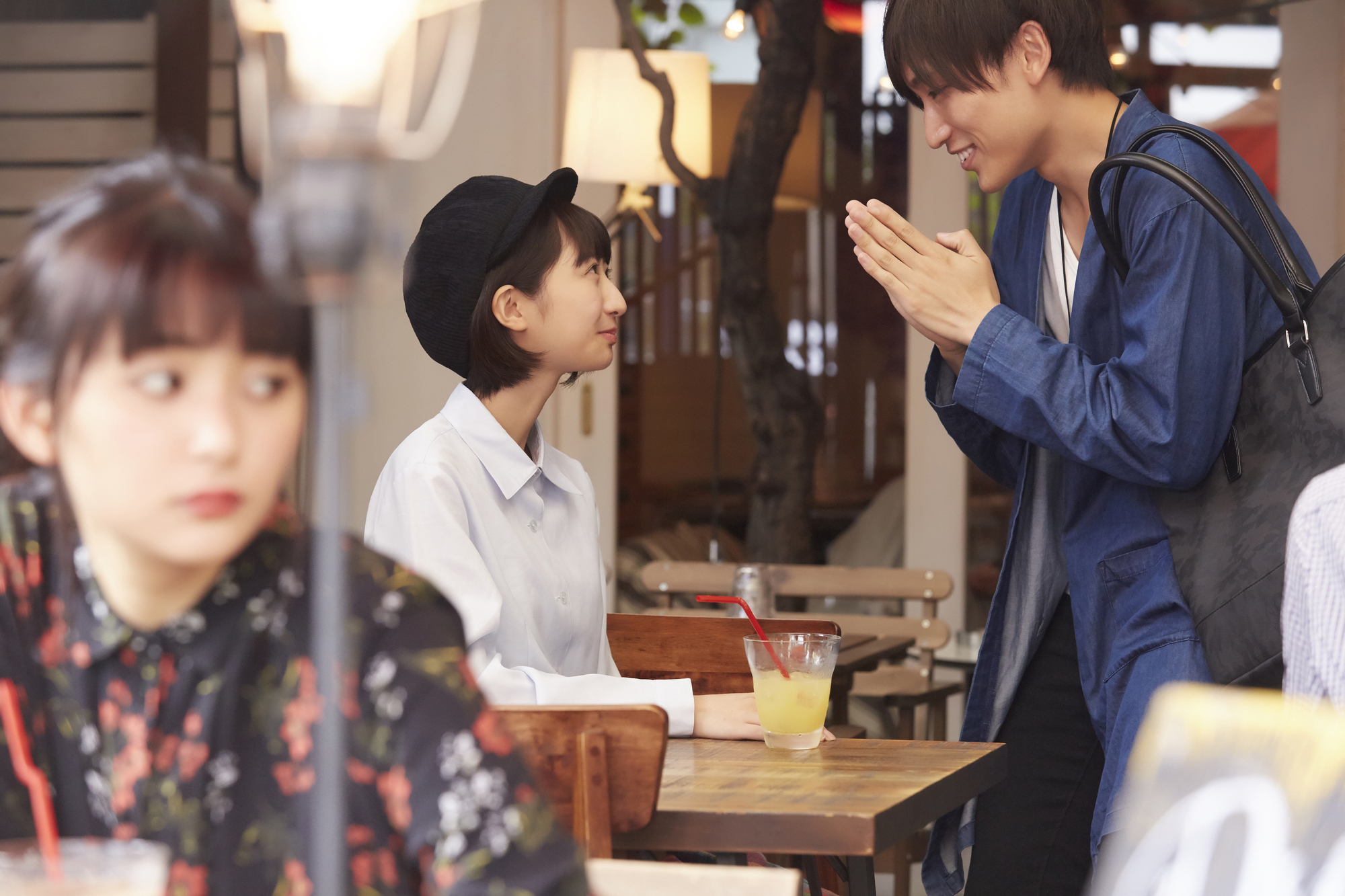 カフェデートをする男女