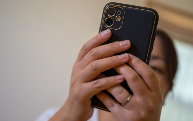 スマホを操作する主婦の手