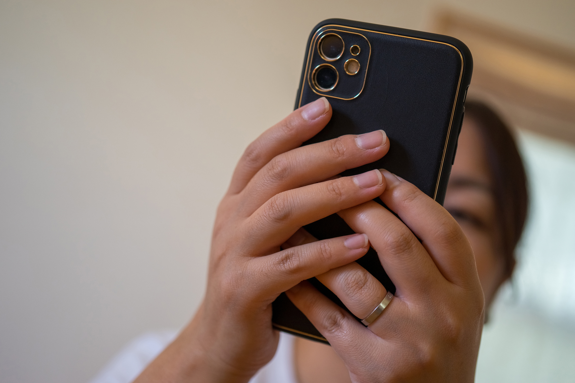 スマホを操作する主婦の手
