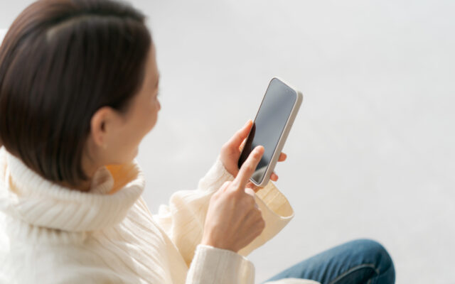 スマートフォンを見ている女性