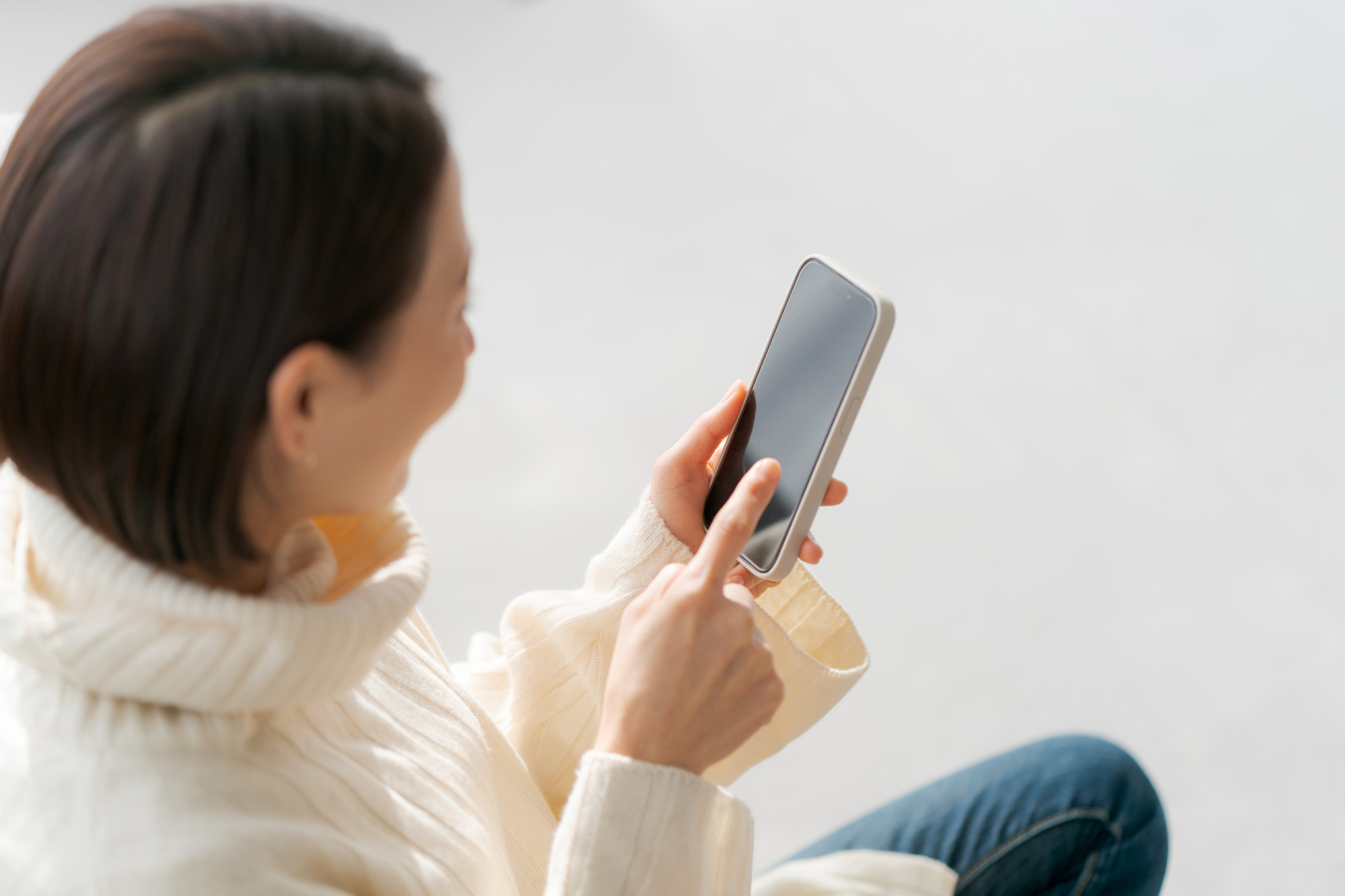 スマートフォンを見ている女性