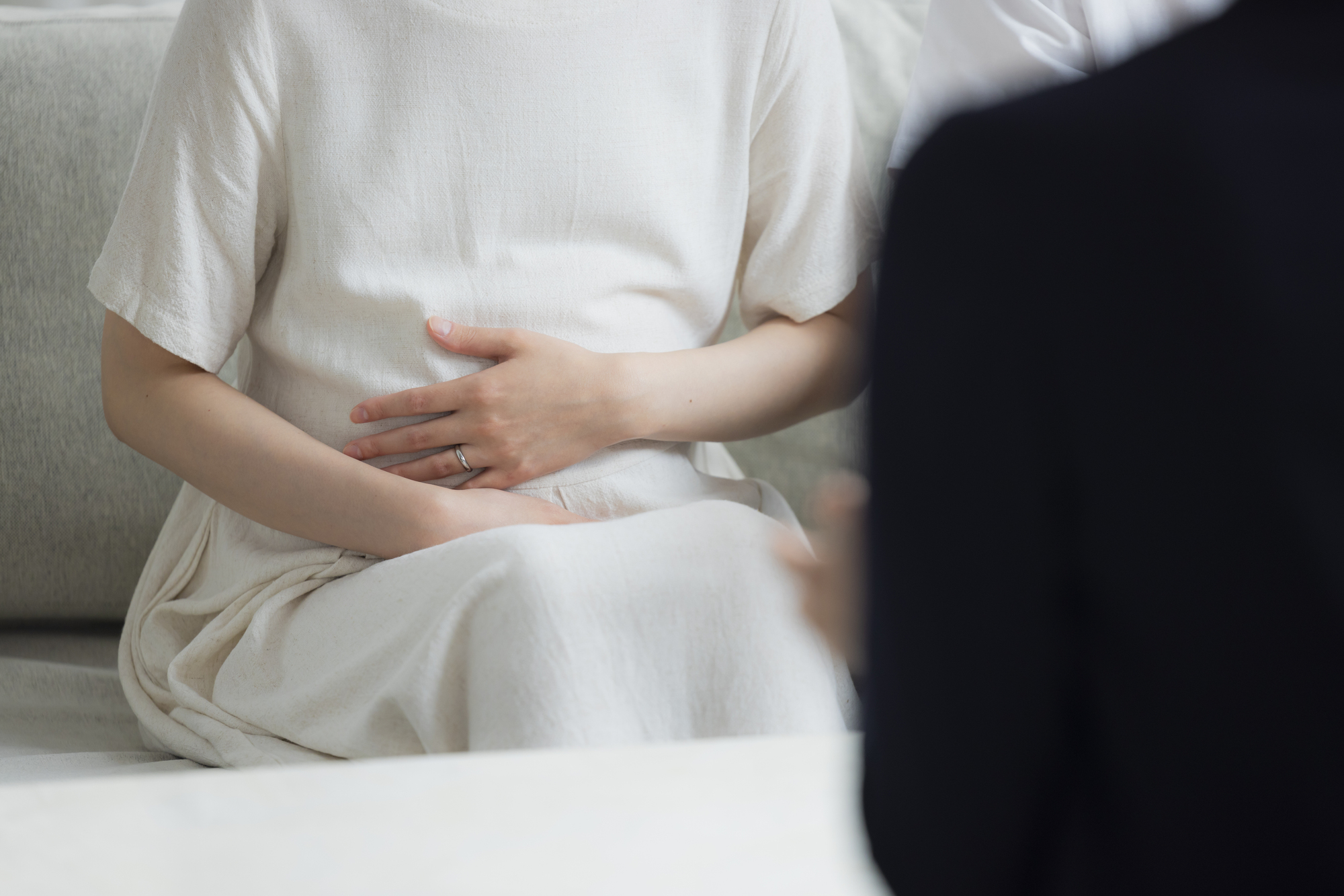 スーツの女性に相談する夫婦