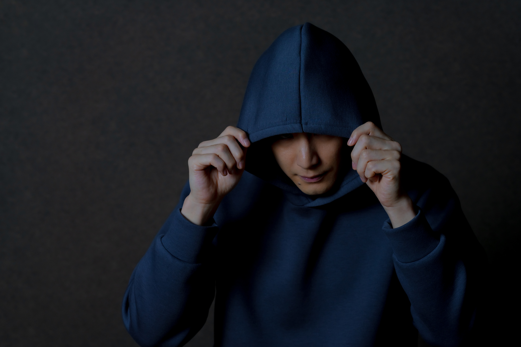 パーカーフードを被った男性
