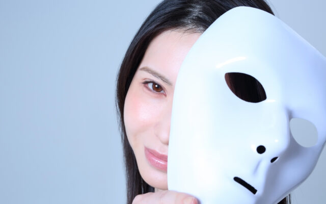 仮面を被る女性
