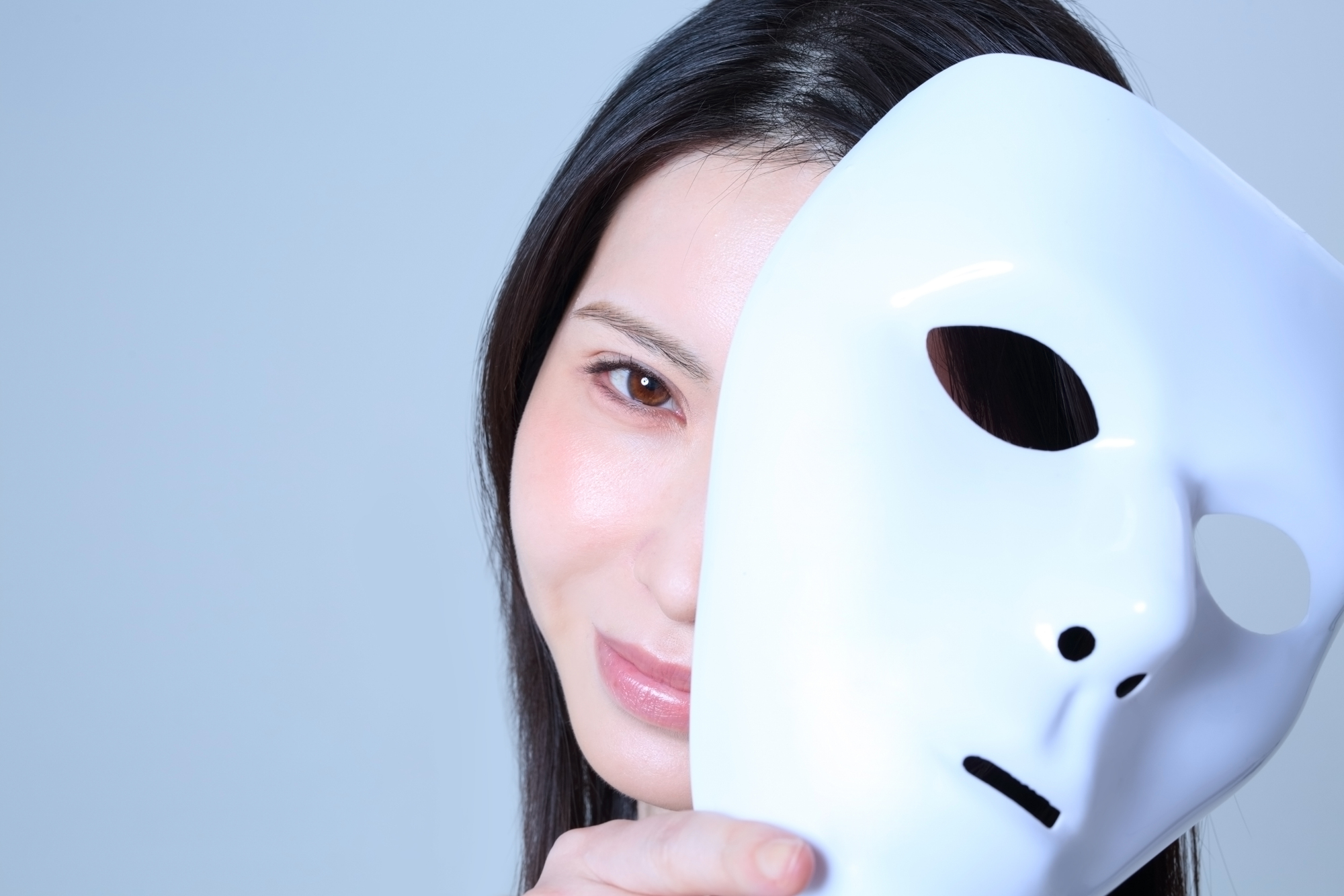 仮面を被る女性