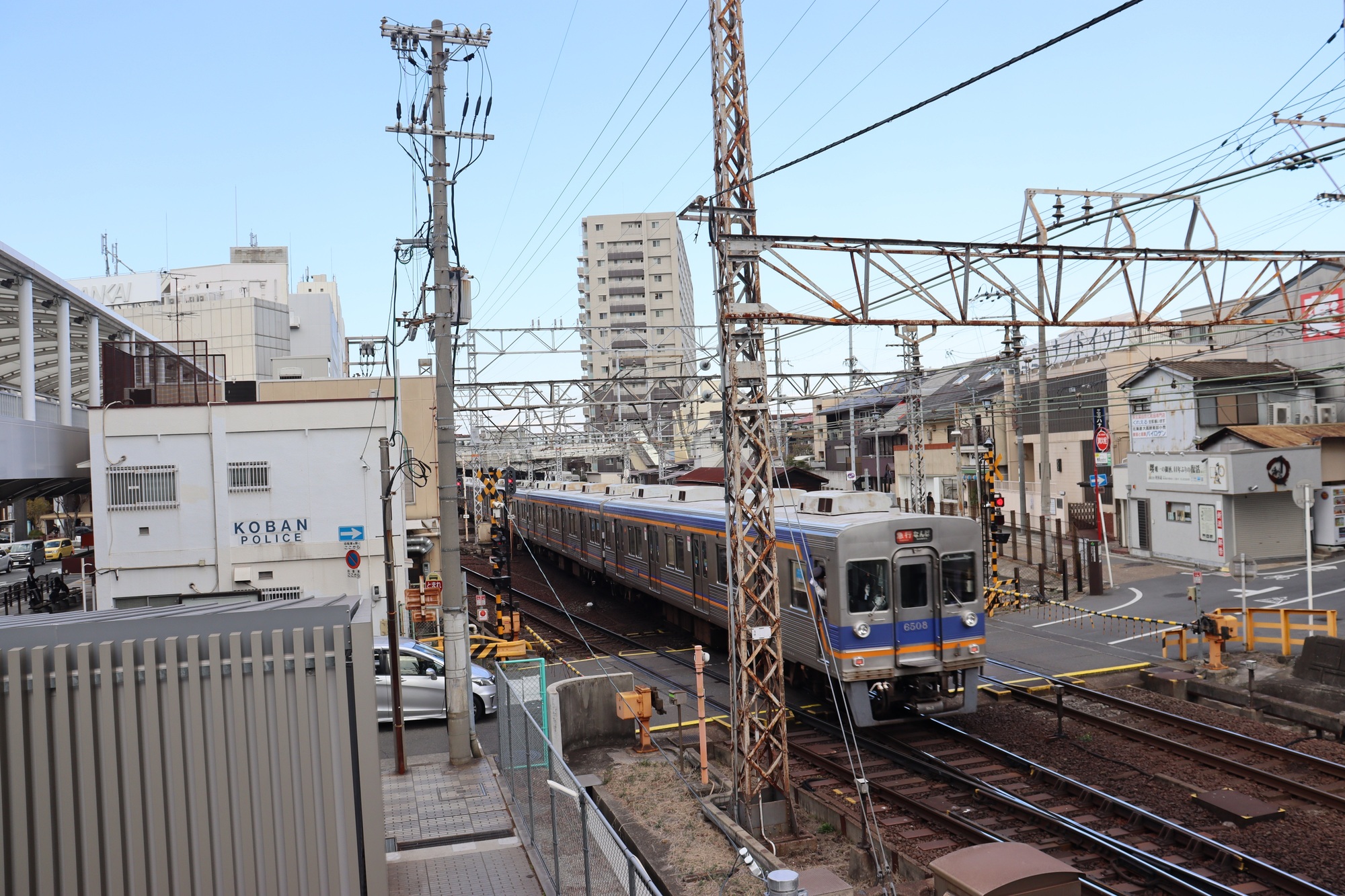 堺市堺区堺東駅を走る南海高野線