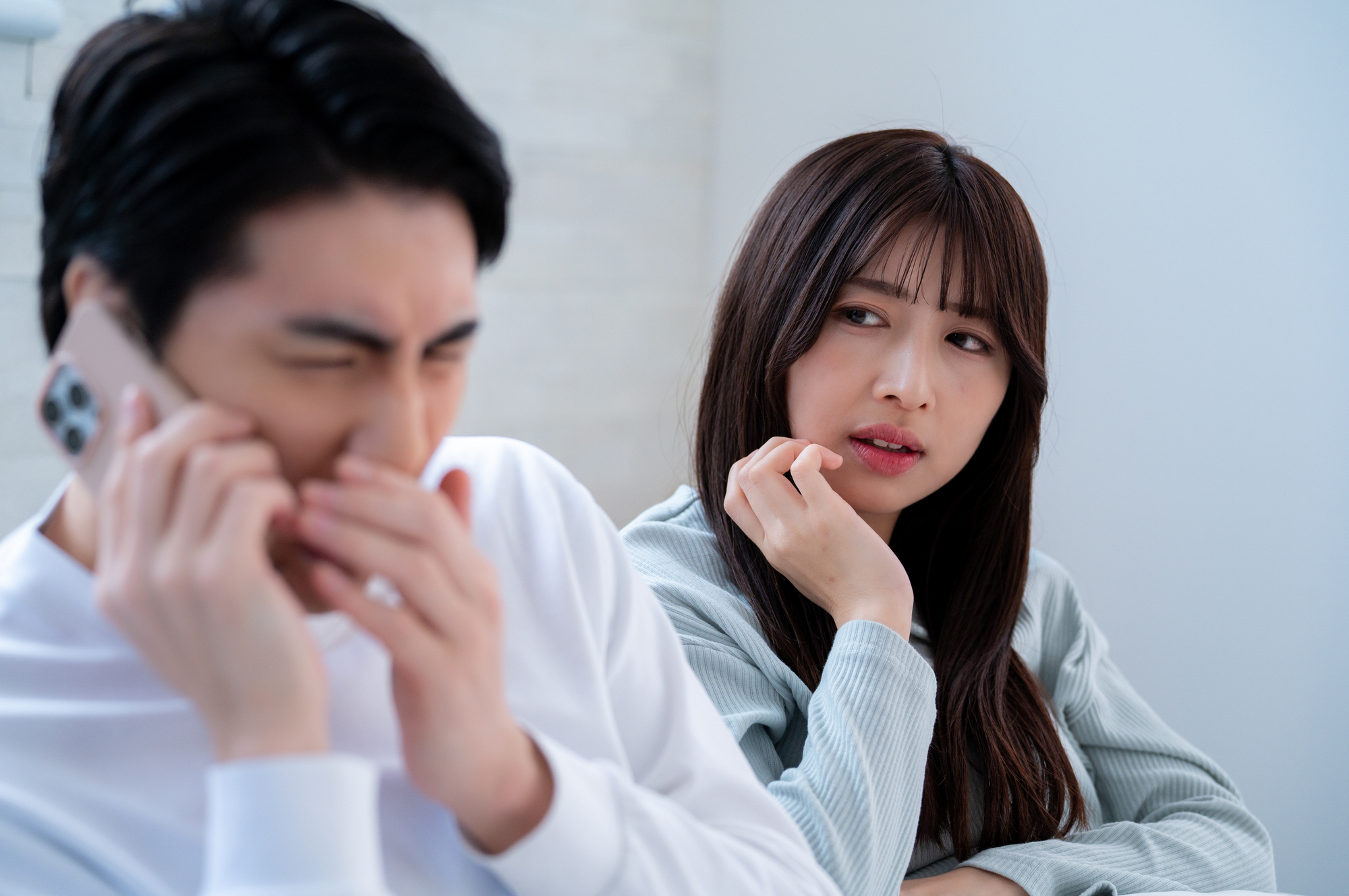 男性の浮気を怪しんでいる女性