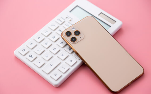 白い電卓とスマートフォン