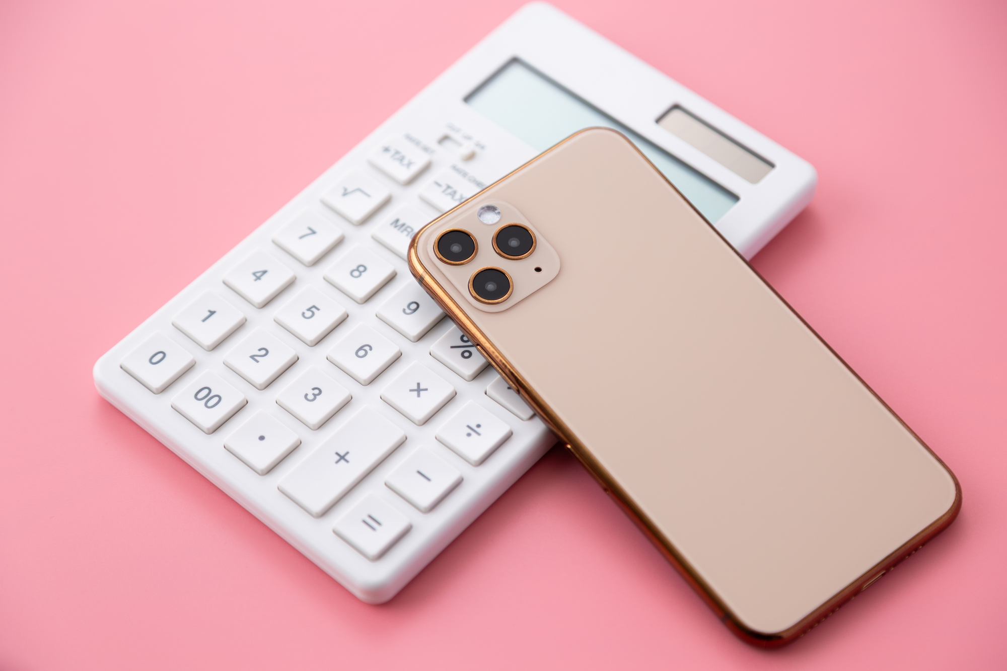 白い電卓とスマートフォン