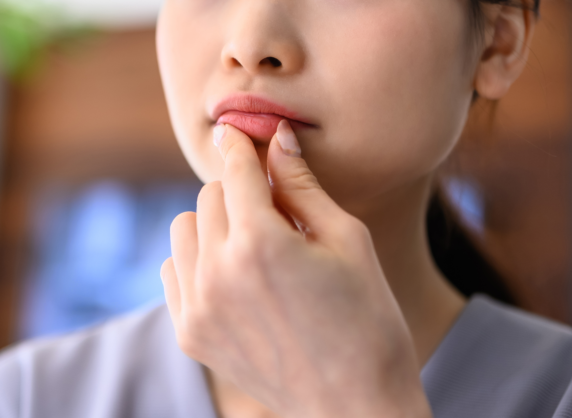 考えている女性のポートレート