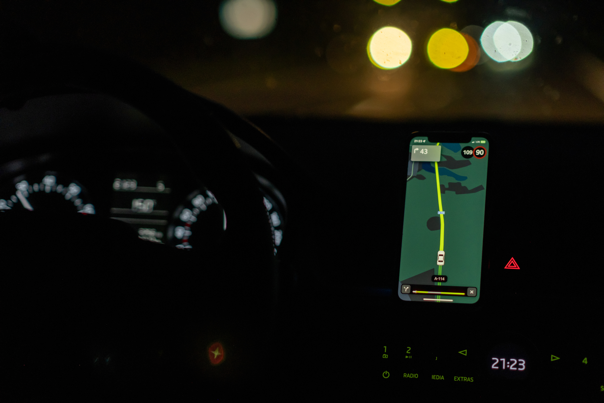 スマートフォンのナビアプリで道案内をしてもらいながら、暗闇の中を車で走っている