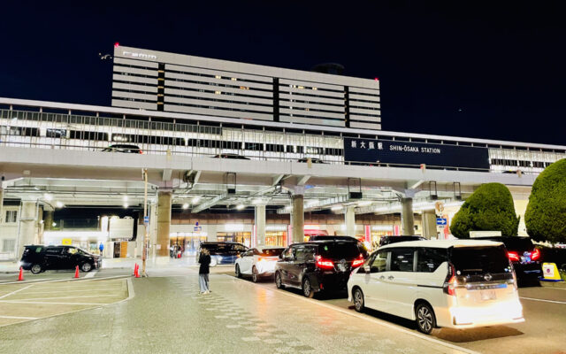 夜のJR新大阪駅ロータリー