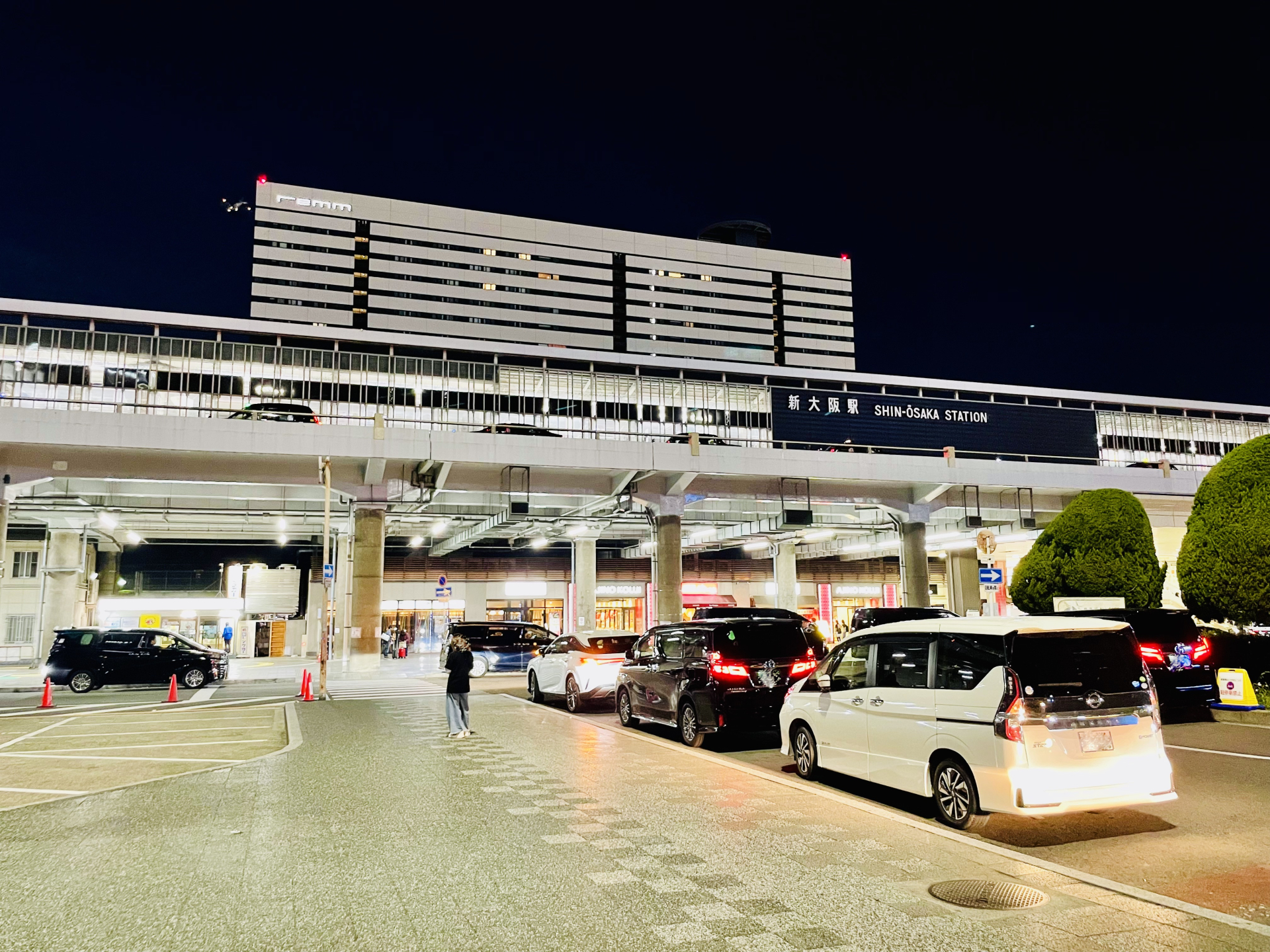夜のJR新大阪駅ロータリー